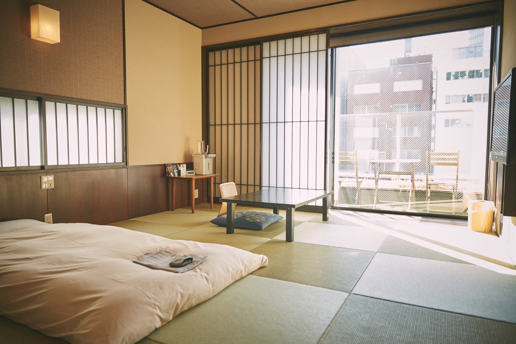 升龙馆酒店的客房拥有现代和传统的日式设计